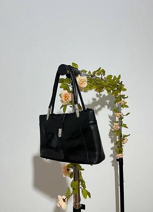 Класична чорна сумка