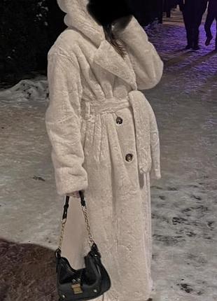Шуба зимова молочного кольору , довга