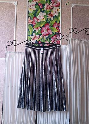 Красива бархатна срібляста юбка міді плісе m&s collection.