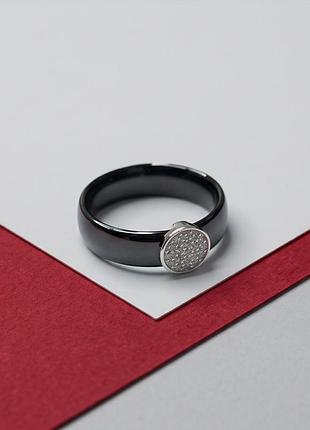 Срібна каблучка lover з чорною керамікою та круглою вставкою фіанітів (1577233)