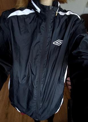 Спортивна куртка / вітровка umbro з капюшоном, розмір m