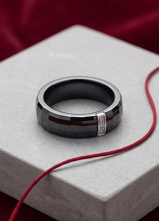 Срібна каблучка lover з чорною керамікою та фіанітами у сучасному дизайні (1885949)