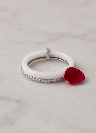 Серебряная кольца lover с белой керамикой и аккуратным рядом фианитов (1213667)