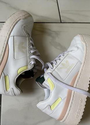 Кросівки жіночі adidas forum bold білі з рожевими та світло-жовтими акцентами