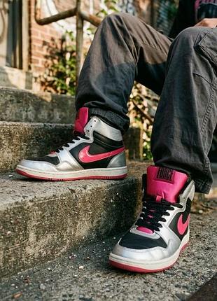 Женские кроссовки на скрытой танкетке nike force sky higgа в черно-серебристом цвете с ярко-розовым логотипом (swoosh) и красной подошвой.