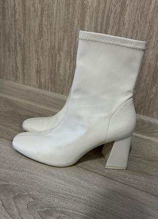 Черевики на каблуці bershka