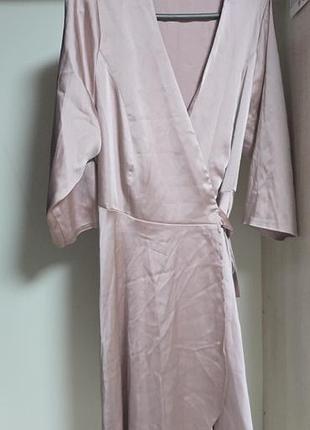 Ніжна атласна сукня на запах, пудровий колір, батальний розмір 56