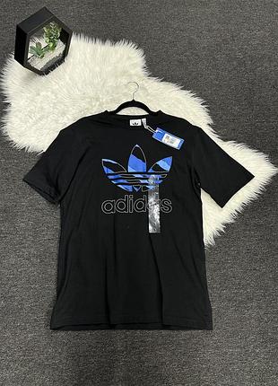 Чорна чоловіча футболка adidas originals trefoil series t-shirt (артикул kq9828) із синім камуфляжним логотипом-трилисником (trefoil)