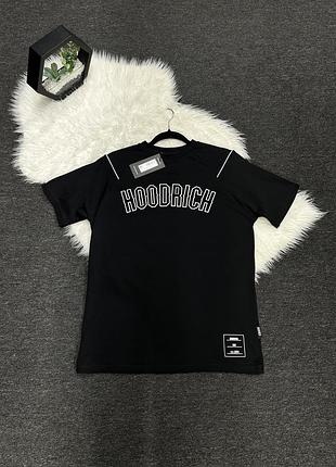Чорна чоловіча футболка з білим контурним написом hoodrich на грудях та світлою декоративною смужкою вздовж плечей.