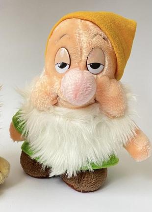 Мягкая игрушка гном соня дисней белоснежка и 7 гномов disney store коллекционный плюшевый гномик sleepy оригинальный