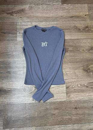 Базовий лонгслів в рубчик prettylittlething (plt) з вишитим логотипом (m/l) сіро-синя