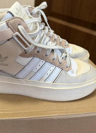 Кросівки жіночі adidas білі з бежевим, розмір 36