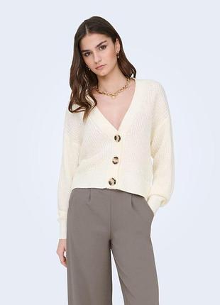 Кардиган женский oversize вязаный укороченный на пуговицах only молочный