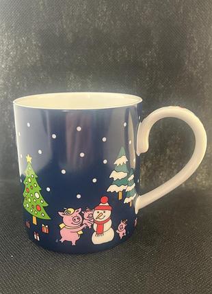 Порцелянова чашка marks & spencer із зображенням святкової свинки персі (percy pig) у зимовому дизайні зі снігом та ялинками.