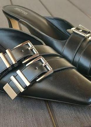Чорні шкіряні мюлі на підборах-чарочці моделі michael kors darrington з елегантними подвійними пряжками сріблястого кольору та квадратним носком