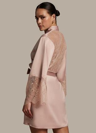 Ніжний атласний халат-кімоно з мереживом на рукавах camille kimono - pink hunkemöller