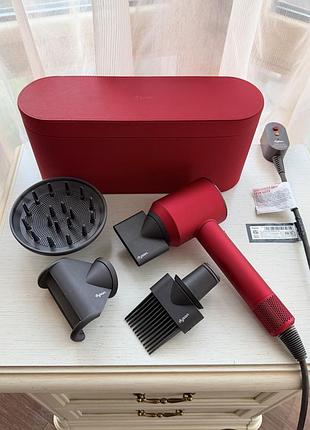 Жіночий фен в червоному кольору, dyson