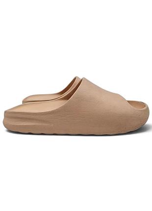 Ці шльопанці — модель у стилі adidas yeezy slide