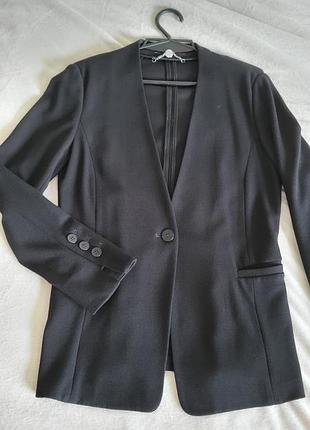 Брендовый черный пиджак marccain