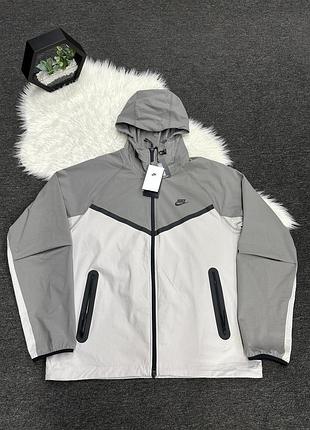Чоловіча вітровка nike tech woven full zip hooded jacket (арт. hm7151-014) сірого та білого кольору (light iron ore / white).
