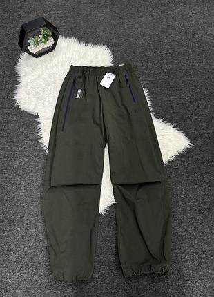 Чоловічі нейлонові штани вільного крою nike tech woven loose fit / cargo pants у кольорі хакі (olive).