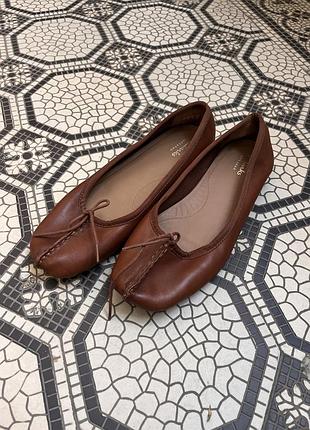 Шкіряні балетки clarks у стилі maison margiela