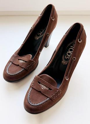 Коричневые замшевые туфли-лоферы на устойчивом каблуке tod's