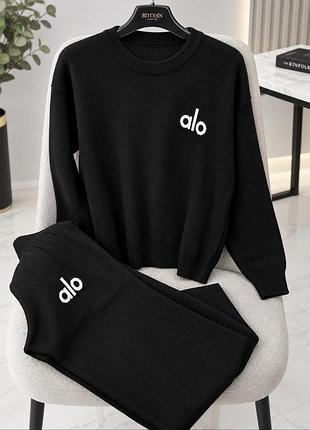 Женский вязаный костюм alo