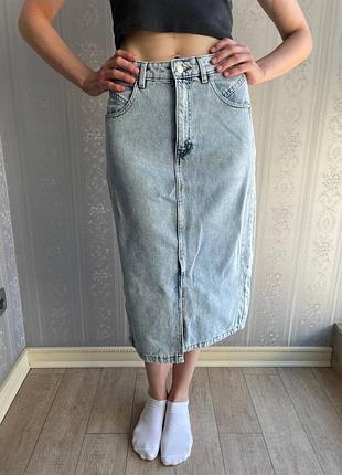 Жіноча джинсова спідниця reserved denim блакитні міді з бавовни, розмір 38
