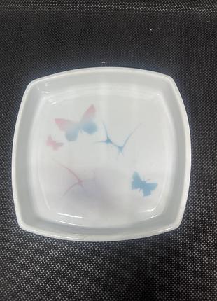 Невелика порцелянова тарілочка для дрібниць (trinket dish), виготовлену шотландською студією highbank porcelain у місті локгілпед.