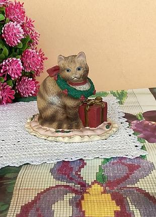 Винтажна фігурка «кіт з подарунком» russ berrie, серія cozy christmas kittens!