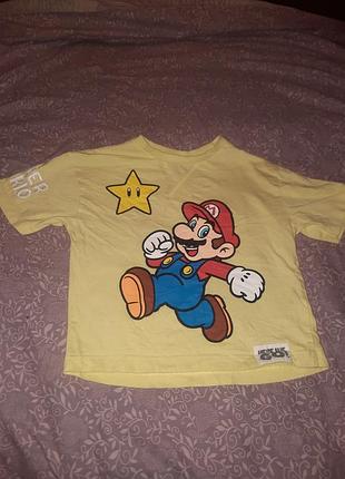 Желтая детская футболка с принтом с изображением персонажа super mario от nintendo (с звездой у ворота и надписью "here we go!" внизу) на 1.5-2 года