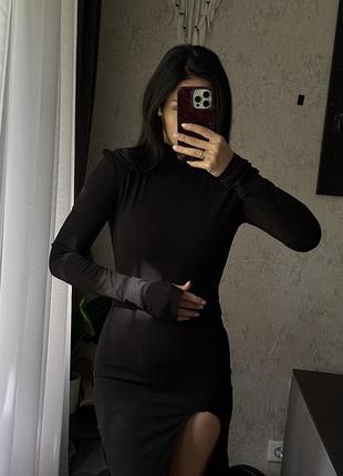 Міді жіноча сукня чорна з розрізом на нозі та фактурними плечима🖤