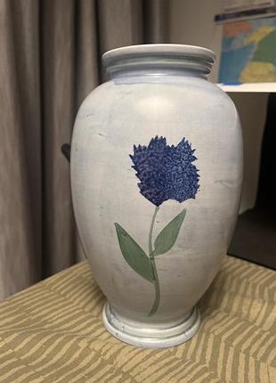 Керамічна ваза з ручним розписом,виготовленою британською компанією poole pottery. на денці фірмовий штамп «hand painted poole pottery england»