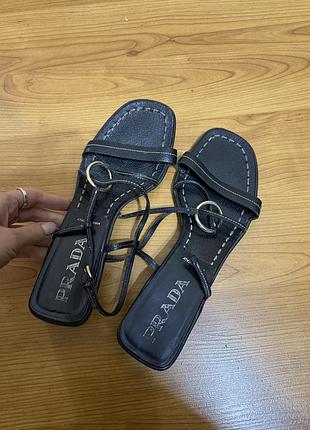 Жіночі босоніжки prada чорні