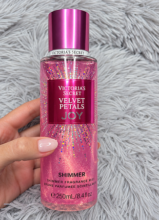 Victoria’s secret velvet petals joy shimmer - парфюмированный спрей для тела с шиммером 250 мл, оригинал