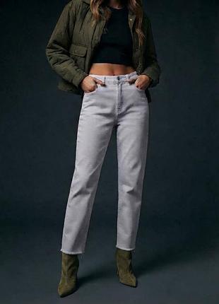 Стильные белые джинсы mom fit stradivarius (размер s / eur 36)
