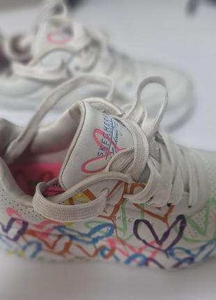 Кросівки skechers для дівчаток, білі з різнокольоровими сердечками