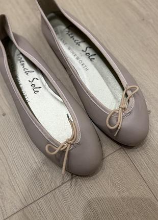 Стильні шкіряні бежеві балетки