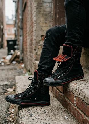 Высокие черные замшевые кеды converse chuck taylor с красным кантом и клетчатой подкладкой, которые можно носить завязанными к самому верху и отворото