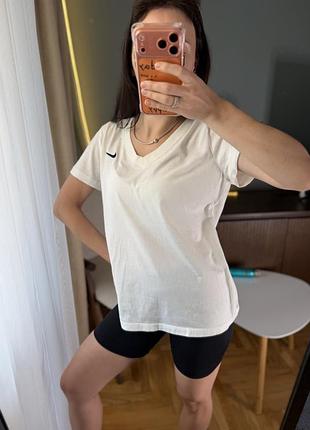 Біла спортивна футболка nike
