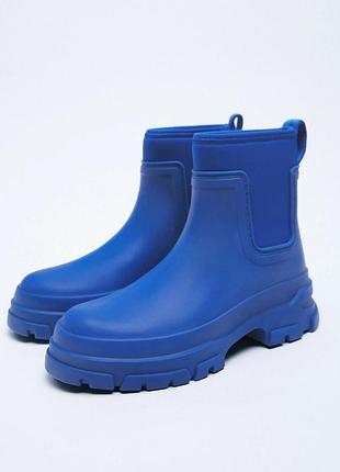 Яскраві водонепроникні черевики zara