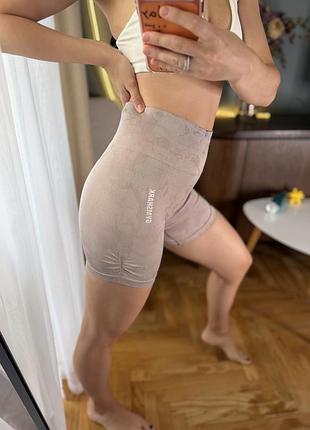 Коричневі бежеві спортивні шорти gymshark