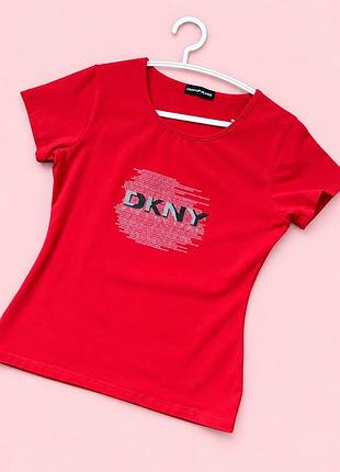 Красная футболка dkny