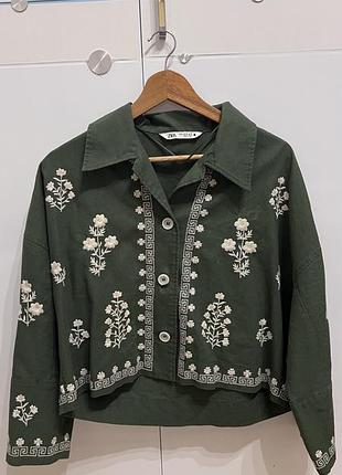 Стильна укорочена сорочка / куртка zara з вишивкою (розмір m)