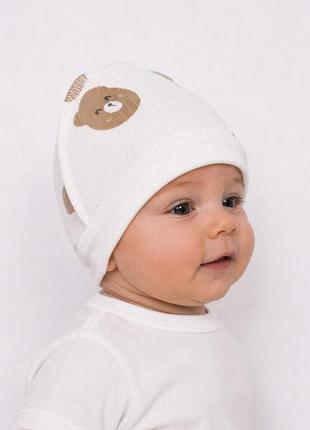 Шапка в рубчик babykroha с мишкой белая