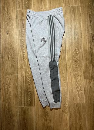Спортивні штани adidas світло сірі, розмір m