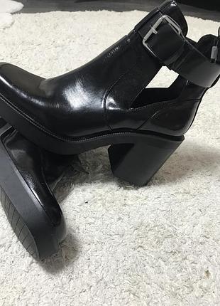 Ботильйони жіночі чорніфірми zara на високому товстому каблуку