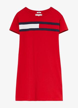 Яркое красное платье-футболка от tommy hilfiger с характерной бело-синей полосой и фирменным логотипом на груди.