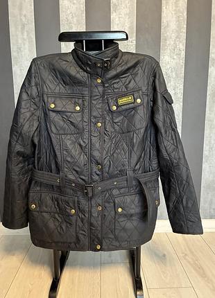 Жіноча чорна стьобана куртка barbour  з коміром-стійкою на ремінці та фірмовим чорно-жовтим патчем на грудях, розмір 46